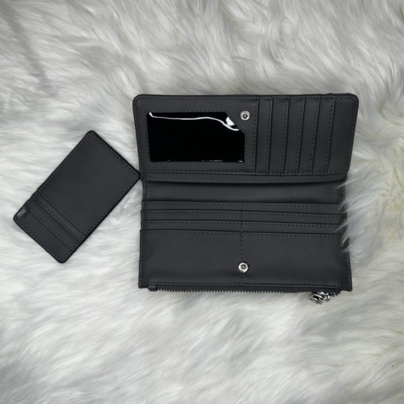 Steve Madden Gray wallet with zipper and button close - Picture 3 of 4